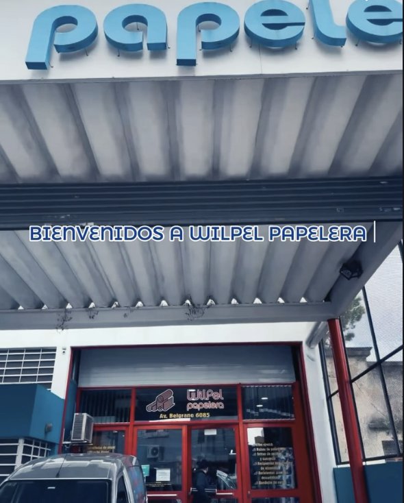 Frente del local de Wilpel Papelera, con el cartel de la vidriera, en Av. Belgrano 6085, Wilde